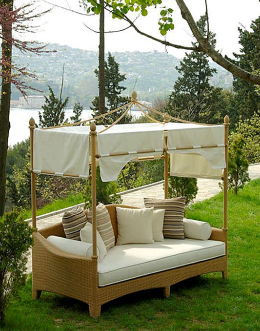 Luxury Canopy Daybed – Your Personal Outdoor Retreat